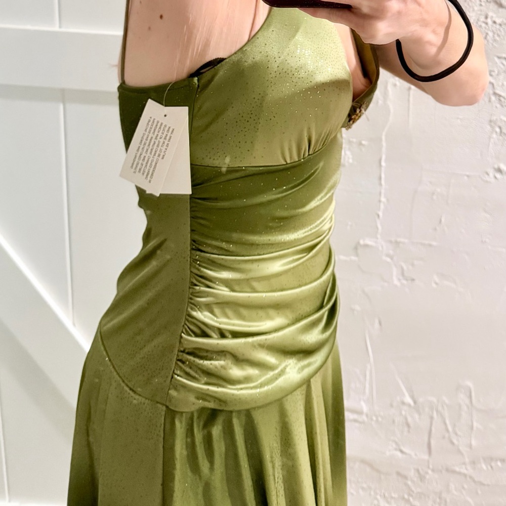 VENUS Elegant Green Midi Dress with Brooch - Picture 2 of 5